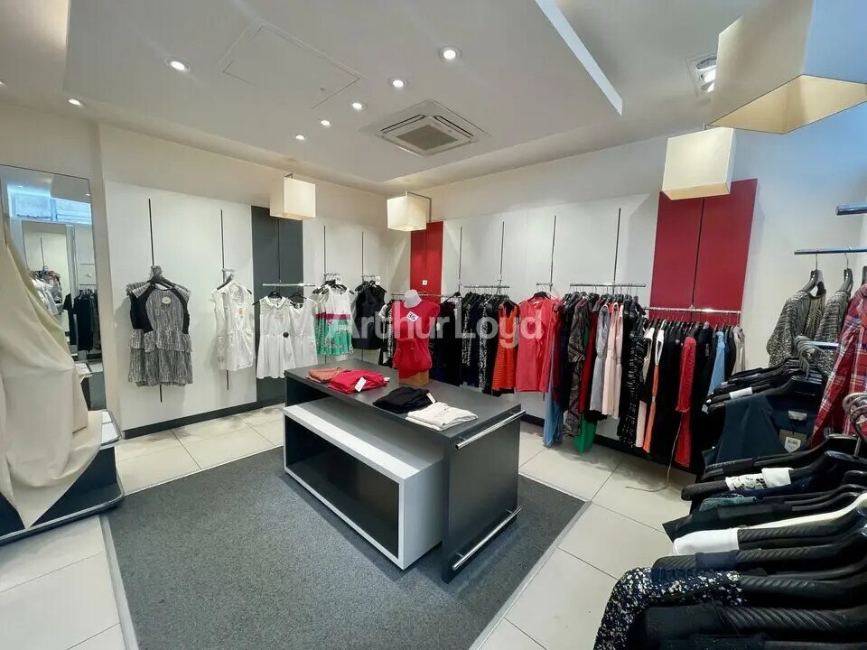 Retail in Reims for lease Interior Photo- Image 1 of 6