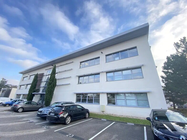 Office in Saint-Genis-Laval for lease - Building Photo - Image 1 of 11