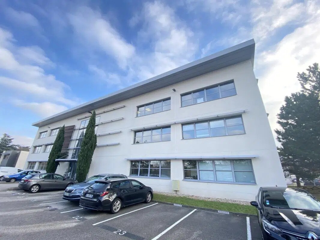 Office in Saint-Genis-Laval for lease Building Photo- Image 1 of 12