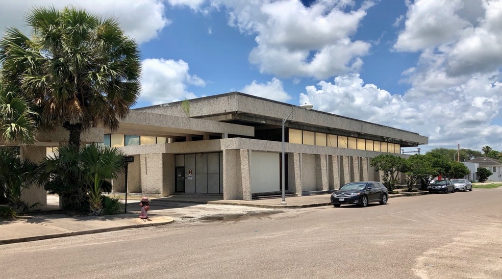 422 E Avenue B, Robstown, TX for lease - Primary Photo - Image 1 of 33