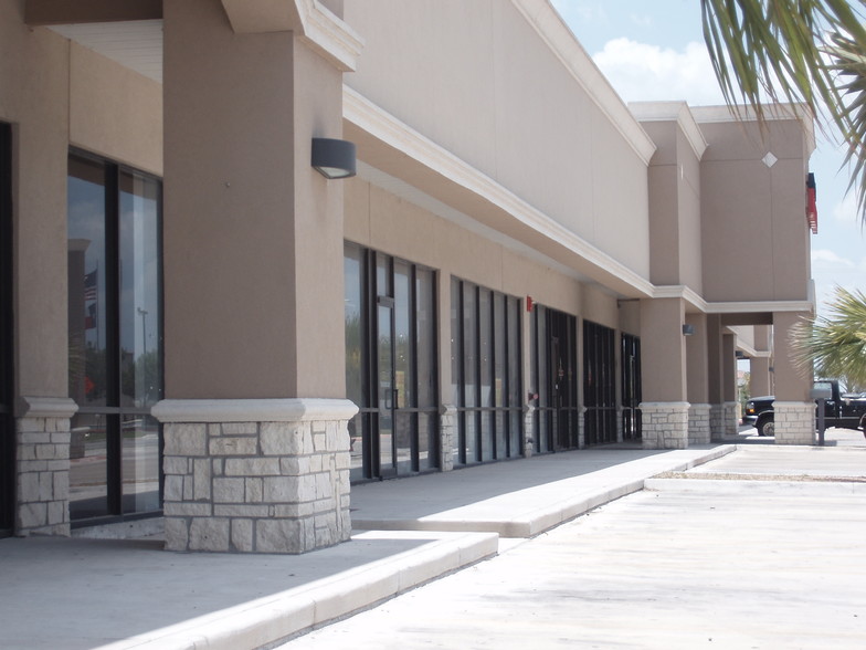 568 Springmart Blvd, Brownsville, TX for lease - Building Photo - Image 2 of 4