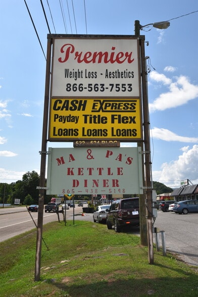 522-546 E Tri County Blvd, Oliver Springs, TN for sale - Building Photo - Image 2 of 8