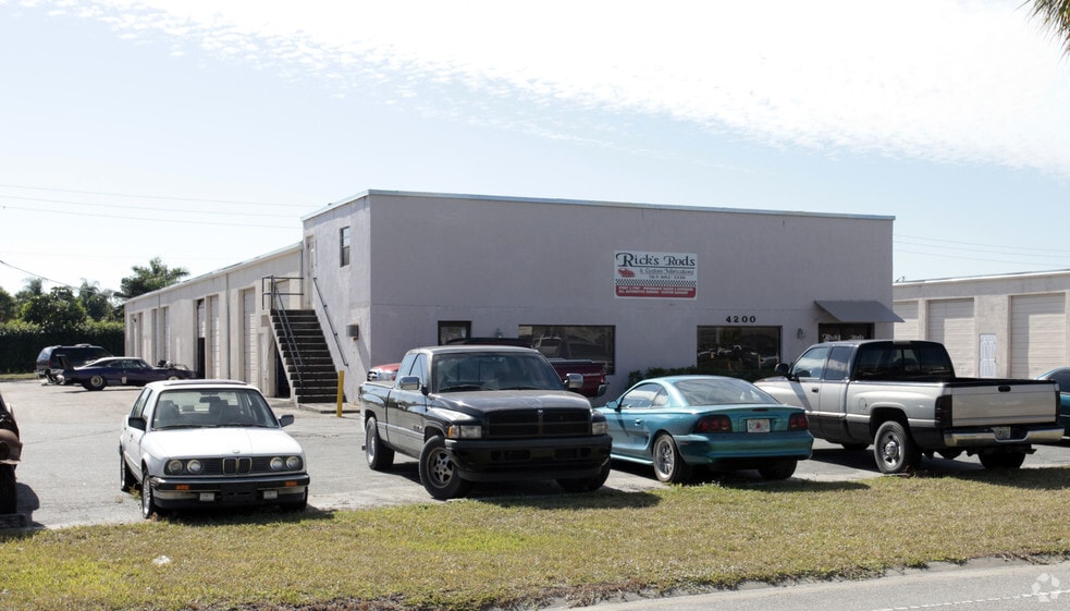 4200 Westroads Dr, West Palm Beach, FL for lease - Primary Photo - Image 1 of 2