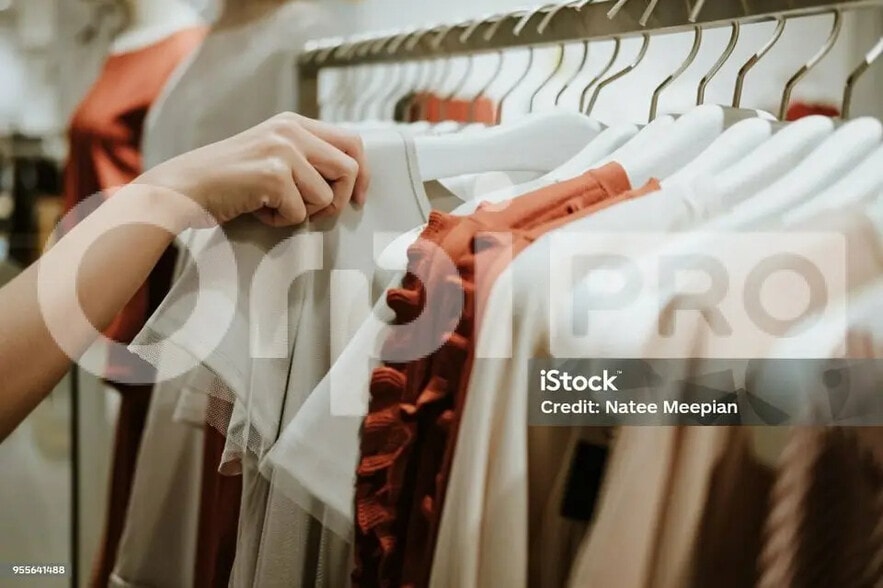 Retail in La Rochelle for lease - Building Photo - Image 2 of 2