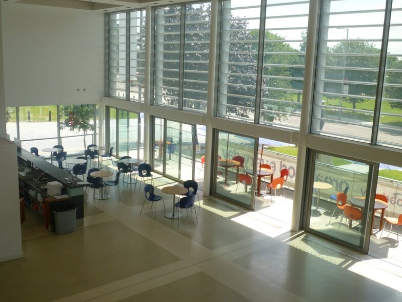 Office/Retail in Barking for lease - Lobby - Image 3 of 4