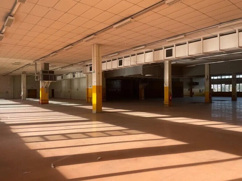 Industrial in CRAN-GEVRIER for lease - Interior Photo - Image 2 of 6