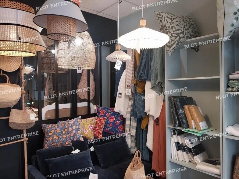 Retail in Fouesnant for lease - Interior Photo - Image 3 of 3