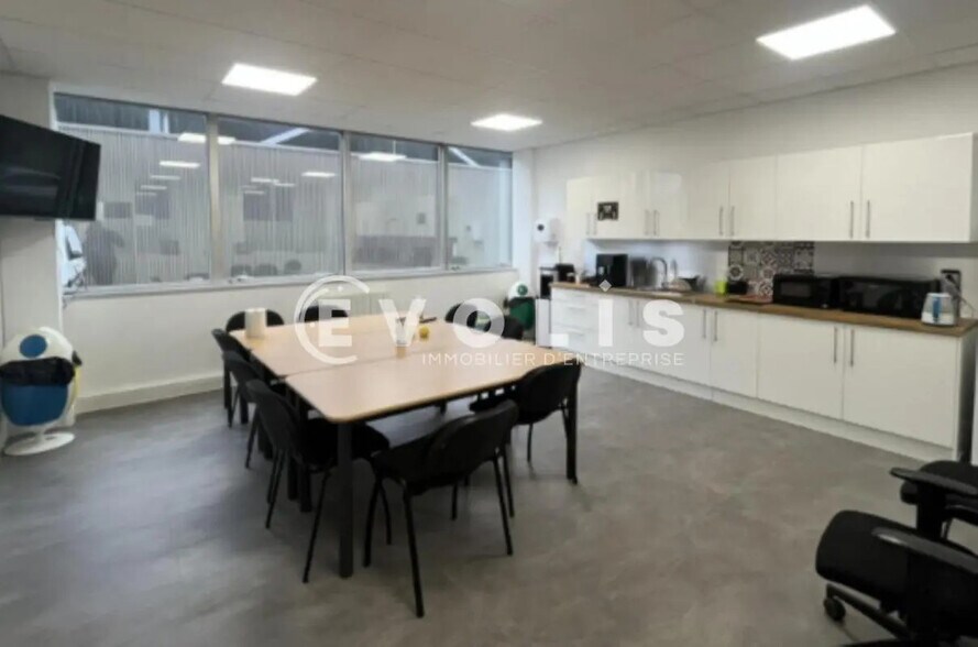 Flex in Les Ulis for lease - Interior Photo - Image 2 of 5