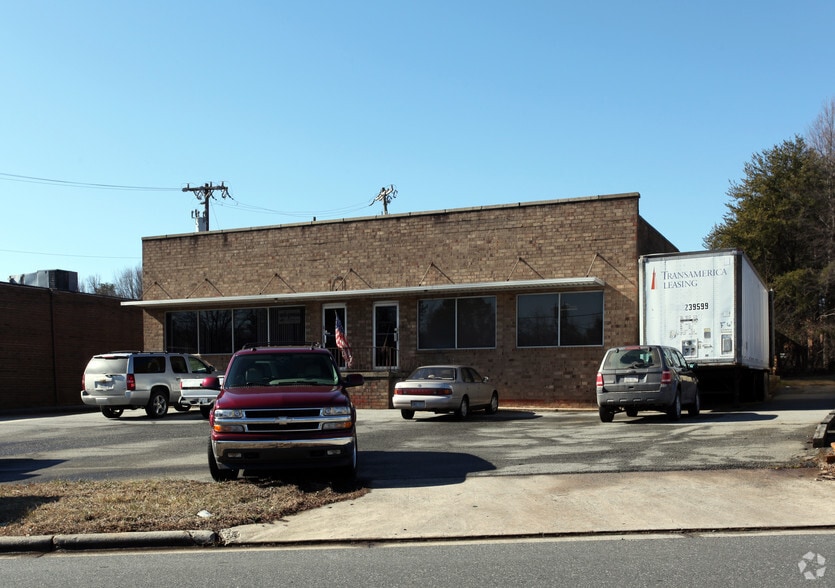 112 S Walnut Cir, Greensboro, NC for lease - Building Photo - Image 3 of 8