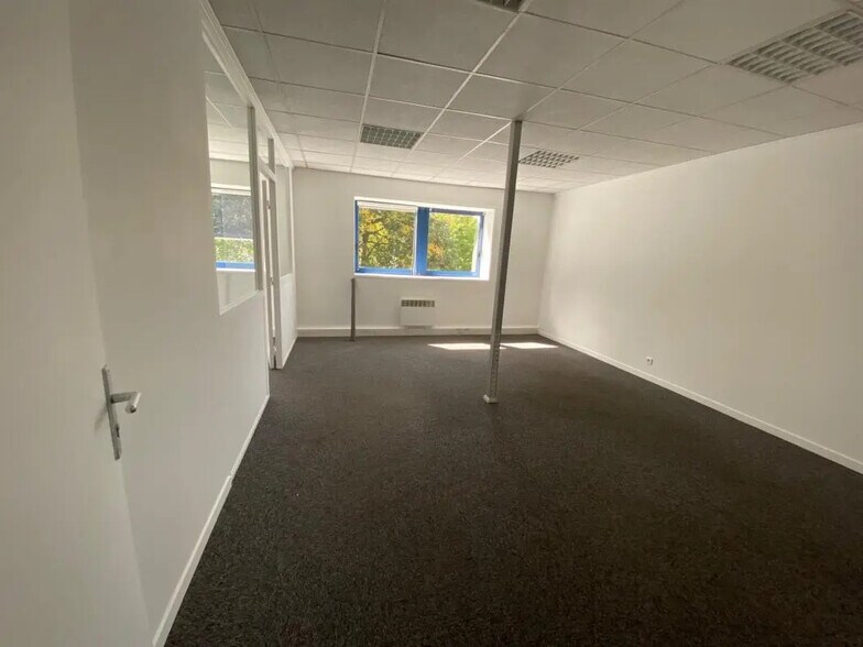 Office in Noisy-le-Grand for lease - Building Photo - Image 2 of 5