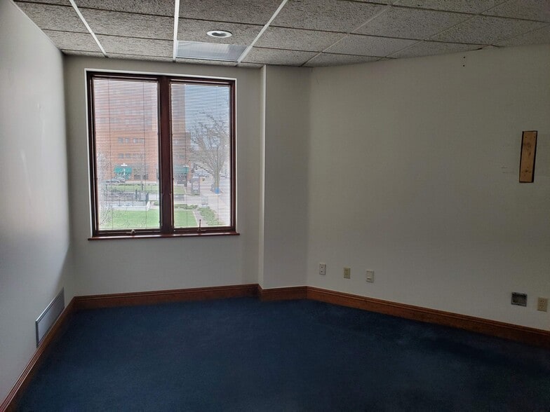 202 N Center St, Bloomington, IL for sale - Building Photo - Image 2 of 5