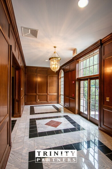 4875 Forest Dr, Columbia, SC for lease - Building Photo - Image 3 of 7