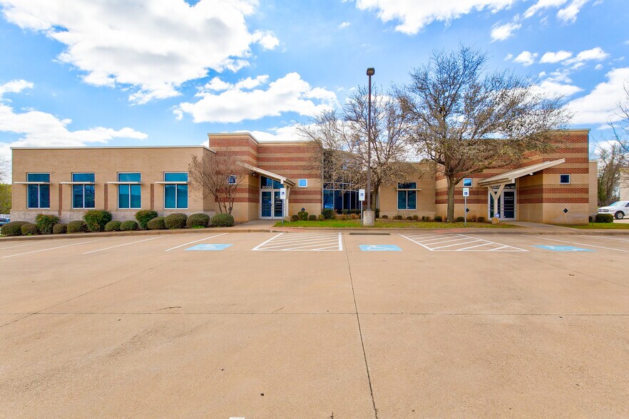 2008 L Don Dodson Dr, Bedford, TX for sale - Building Photo - Image 1 of 1