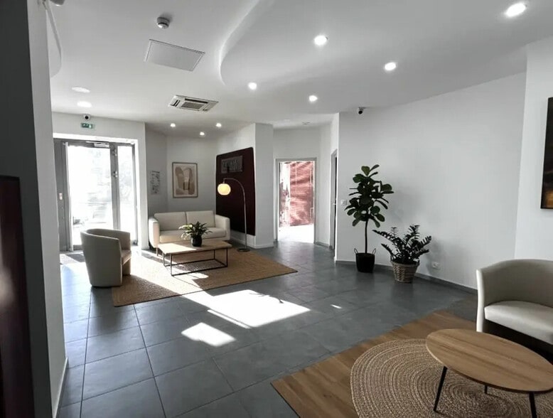 Retail in Nice for lease - Interior Photo - Image 2 of 6