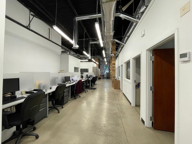 50 Stewart Ave, Huntington, NY for lease - Interior Photo - Image 2 of 5