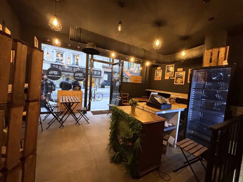Retail in Paris for lease - Building Photo - Image 2 of 7
