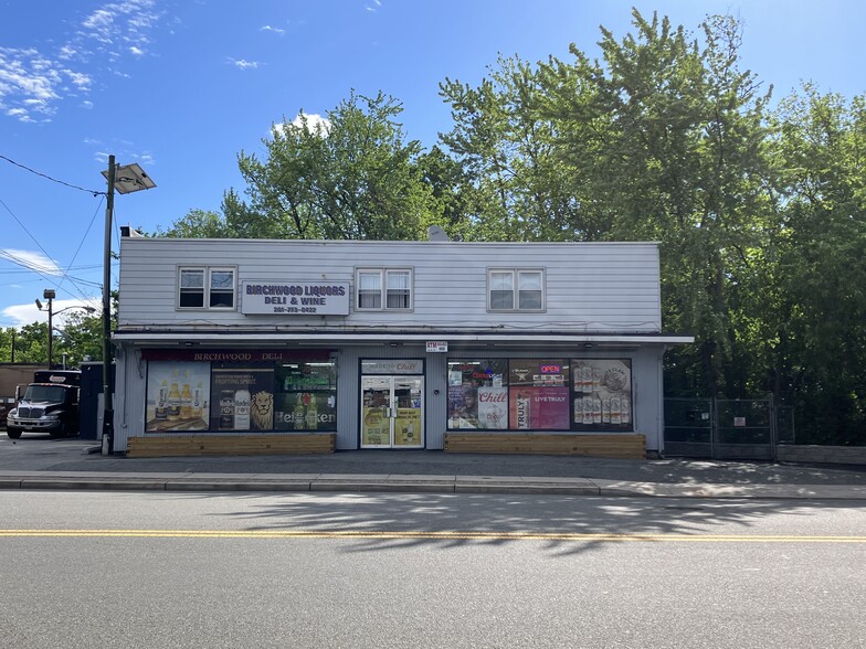 545 Mola Blvd, Elmwood Park, NJ for sale - Building Photo - Image 1 of 11