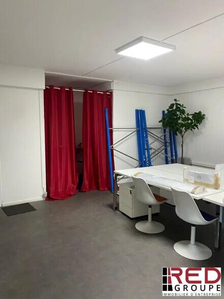 Retail in Aubagne for lease - Interior Photo - Image 3 of 5