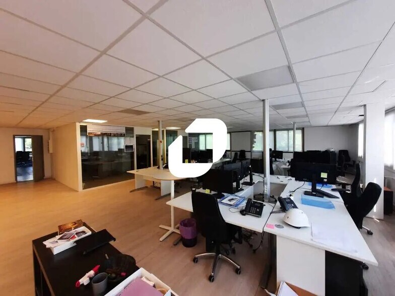 66 Bis Za Domaine De Montvoisin, Gometz-la-Ville for lease - Interior Photo - Image 3 of 9