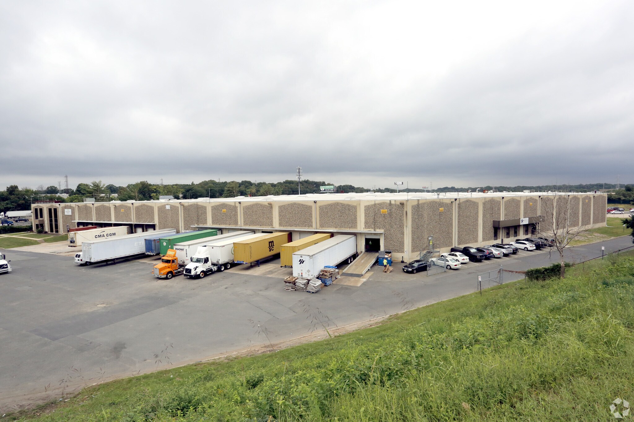 96-100 Executive Ave, Edison, NJ for sale Primary Photo- Image 1 of 1