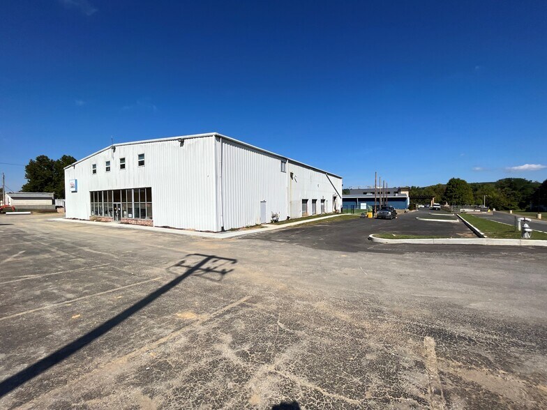4531 W Lincoln Hwy, Downingtown, PA for lease - Primary Photo - Image 1 of 4