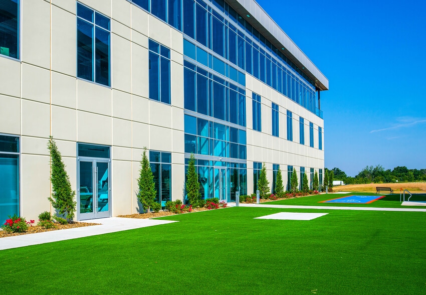 2500 NE 11th St, Bentonville, AR for lease - Building Photo - Image 3 of 9