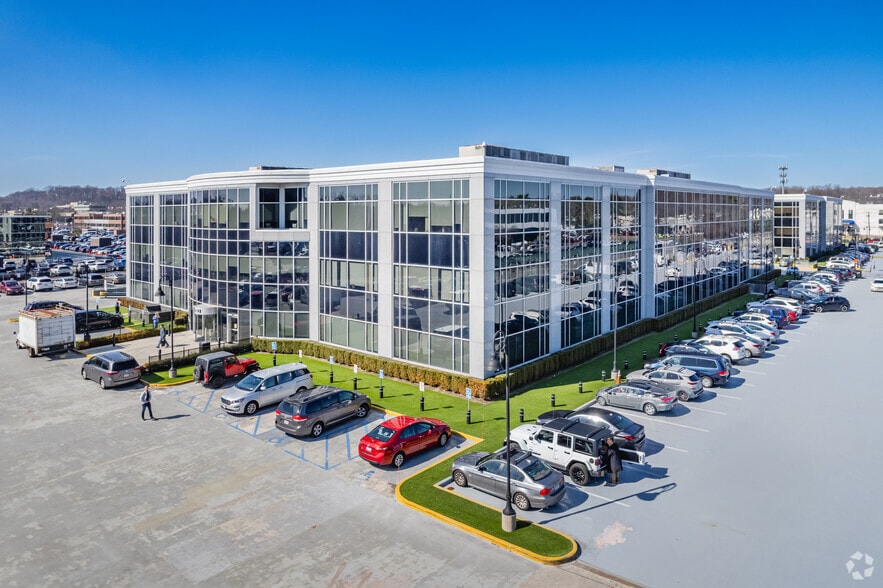 1991 Marcus Ave, New Hyde Park, NY for lease - Building Photo - Image 3 of 10