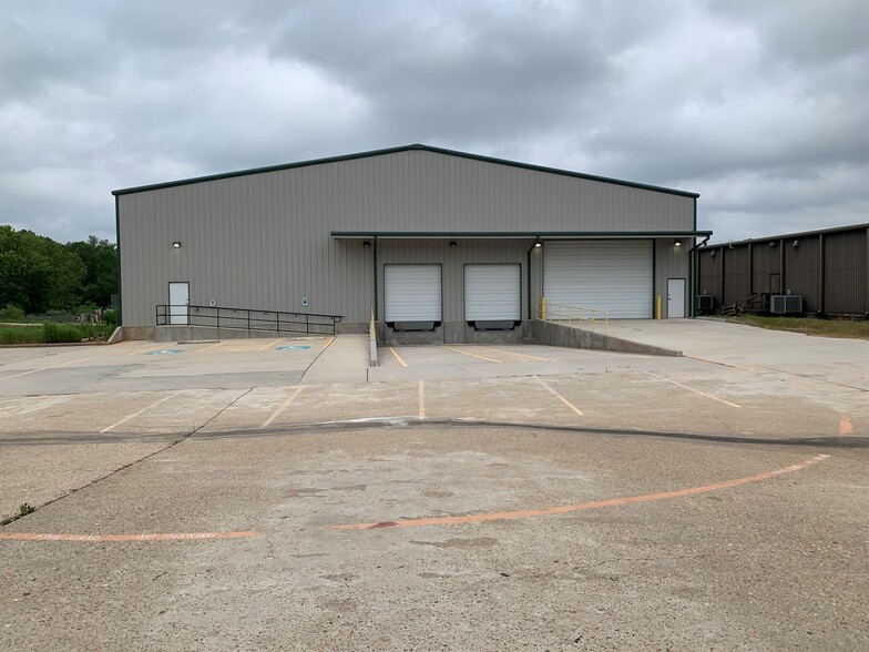 5457 W Davis St, Conroe, TX for lease - Primary Photo - Image 1 of 9