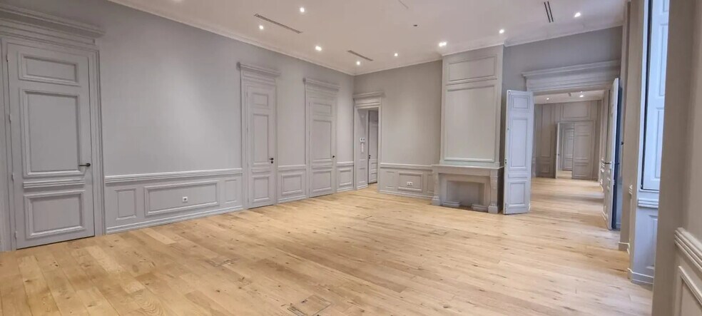 14 Rue Royale, Lyon for lease - Building Photo - Image 1 of 16