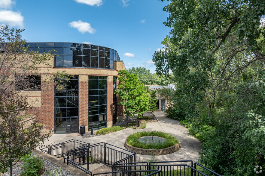 Arden Hills Corporate Center portfolio of 2 properties for sale on LoopNet.com - Building Photo - Image 1 of 25