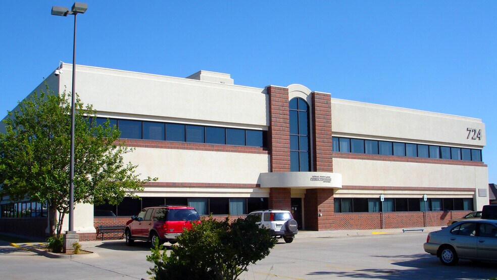 724 24th Ave NW, Norman, OK for sale - Building Photo - Image 1 of 11
