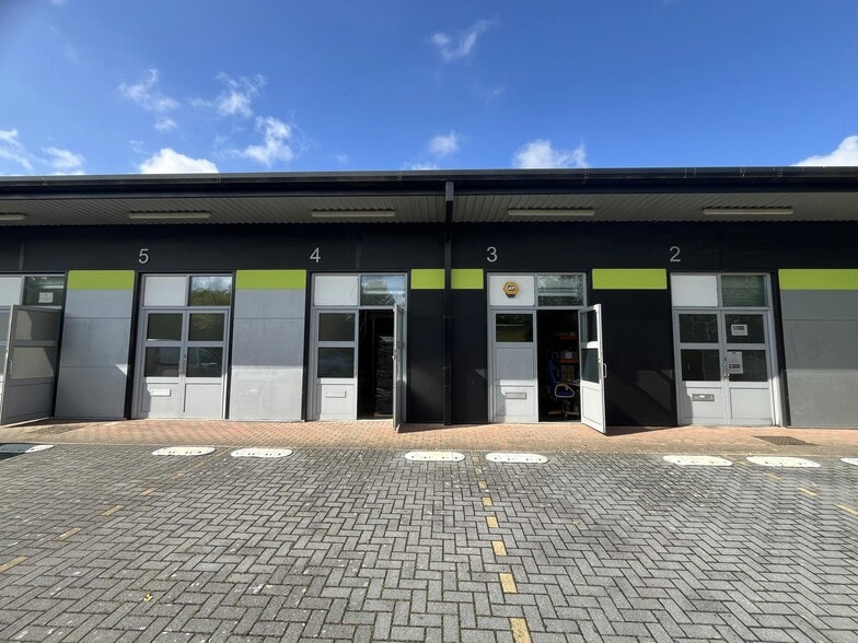 1 Smeaton Close, Aylesbury for sale - Building Photo - Image 2 of 38