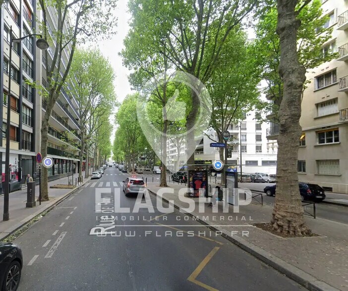 Retail in Paris for lease - Building Photo - Image 2 of 3