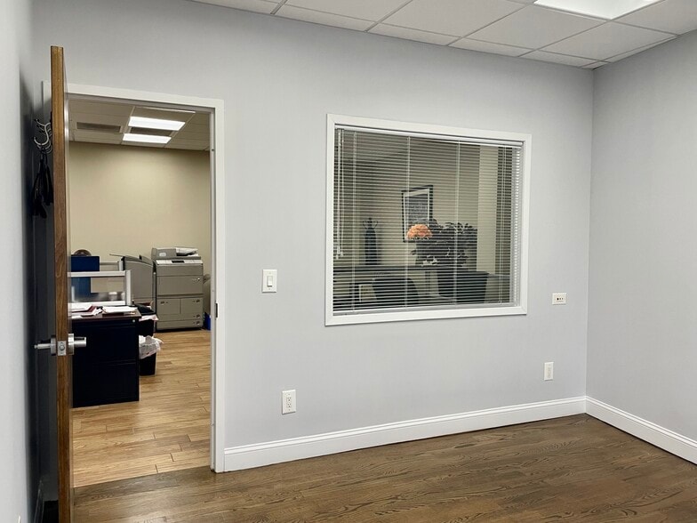 3641-3651 Bell Blvd, Bayside, NY for lease - Building Photo - Image 3 of 8