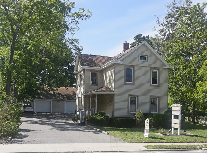 619 Roanoke Ave, Riverhead, NY for sale - Primary Photo - Image 1 of 1