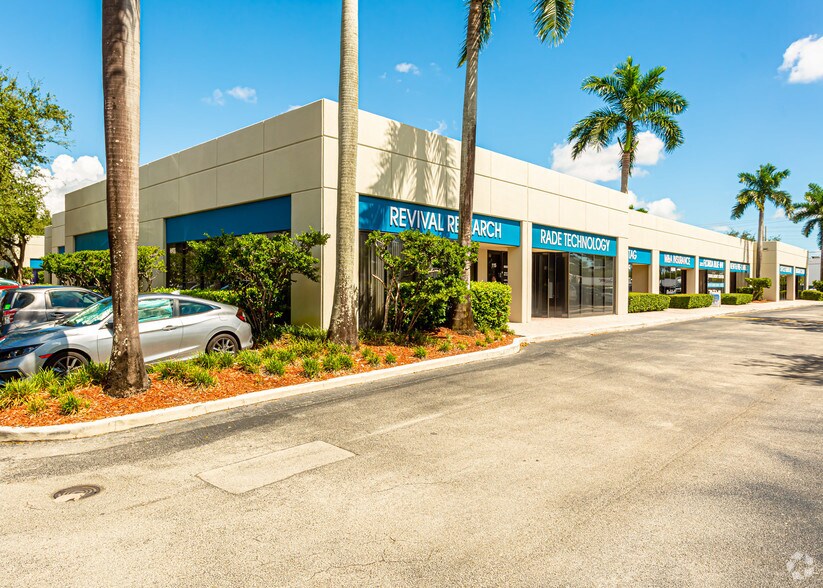 8200-8210 NW 27 St, Miami, FL for lease - Building Photo - Image 3 of 4