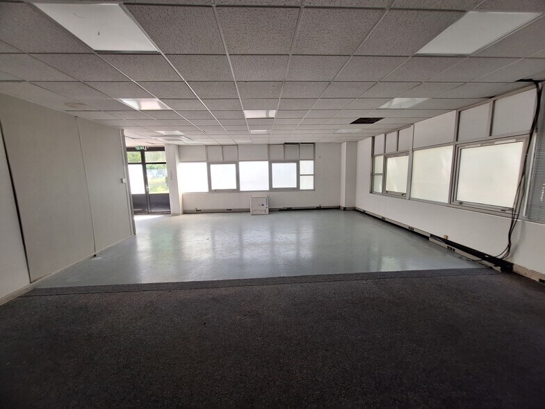 9 Avenue Léonard De Vinci, Pessac for lease - Building Photo - Image 3 of 8