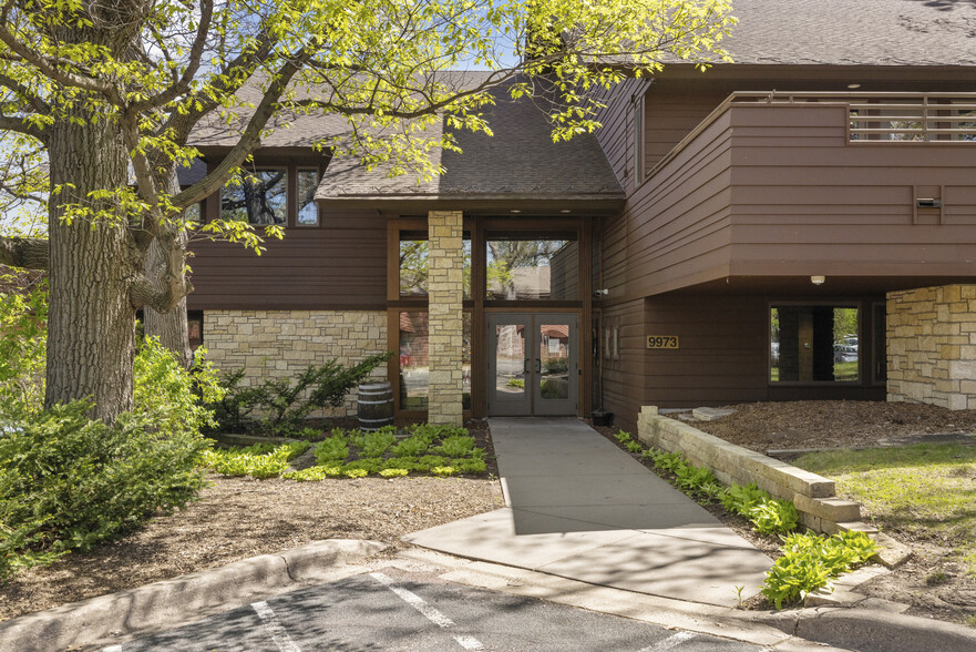 9973 Valley View Rd, Eden Prairie, MN for lease - Building Photo - Image 1 of 15