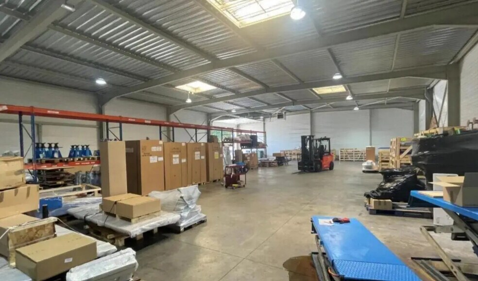 Flex in Houdan for sale - Building Photo - Image 2 of 10