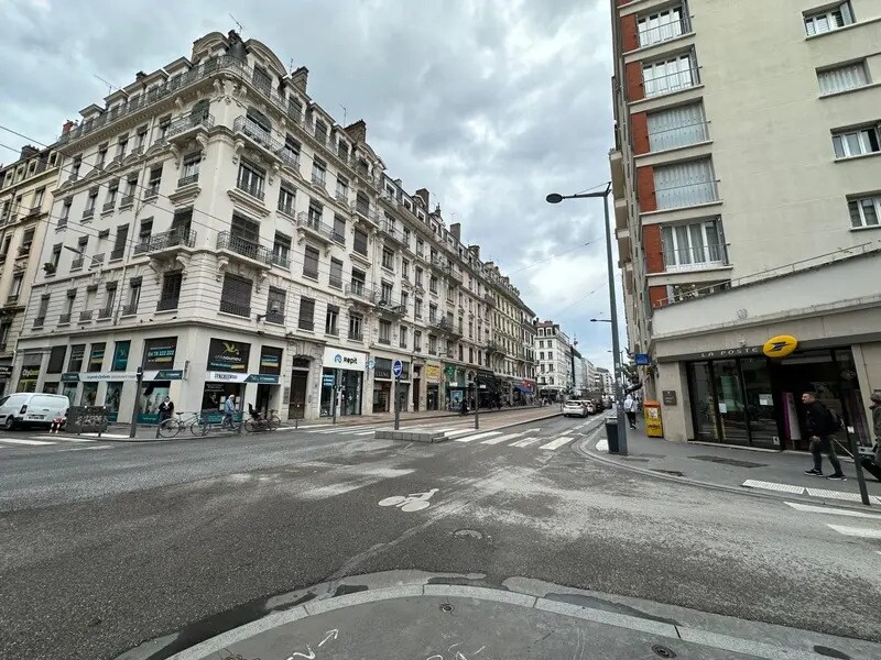 Retail in Lyon for lease Building Photo- Image 1 of 10