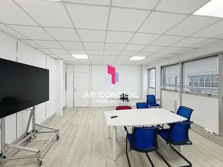 Flex in Élancourt for lease - Interior Photo - Image 3 of 12