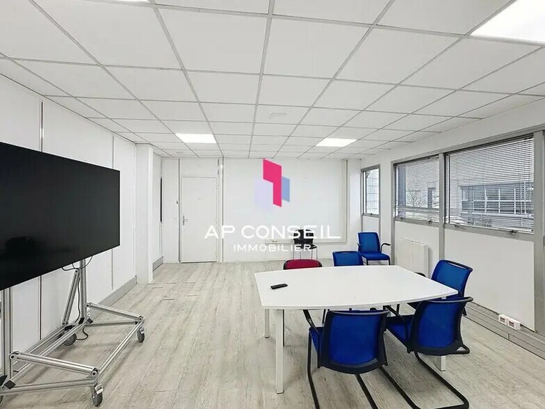 Flex in Élancourt for lease - Interior Photo - Image 3 of 12