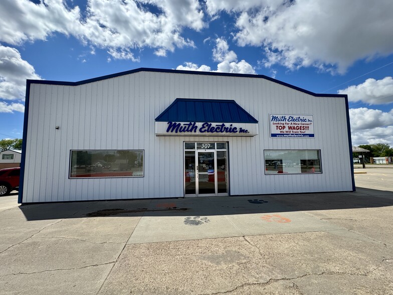 307 Dakota Ave N, Huron, SD for sale - Primary Photo - Image 1 of 12