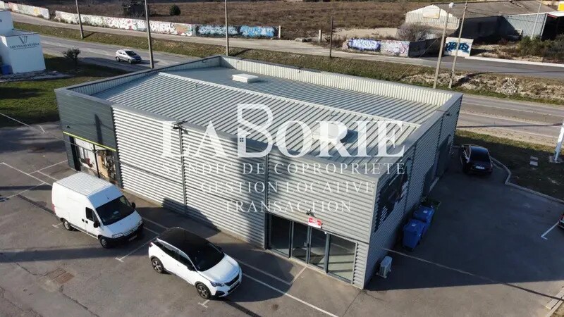 Location Commerce 100 m² - Photo 1