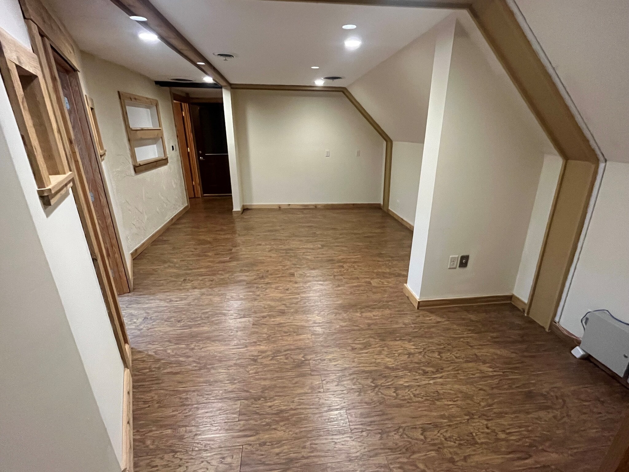 122 Green Bay Rd, Thiensville, WI for lease Interior Photo- Image 1 of 3