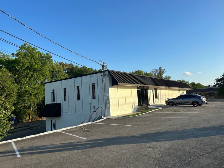 1104 Merchant Dr, Knoxville, TN for lease - Building Photo - Image 1 of 10