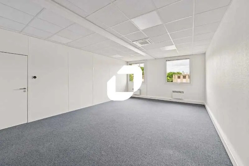 Office in Tremblay-en-France for lease - Interior Photo - Image 3 of 13