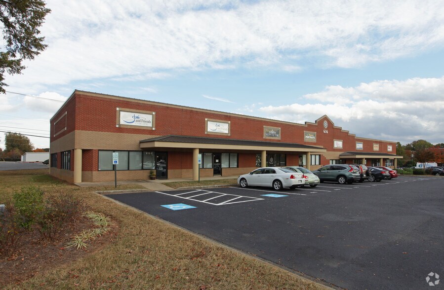 616 Matthews Mint Hill Rd, Matthews, NC 28105