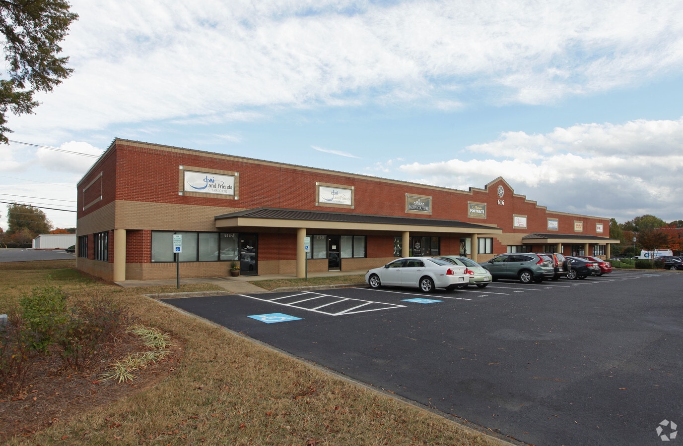 616 Matthews Mint Hill Rd, Matthews, NC 28105