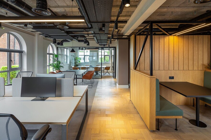 45 Waterloo Rd, Stockport for lease - Building Photo - Image 2 of 5